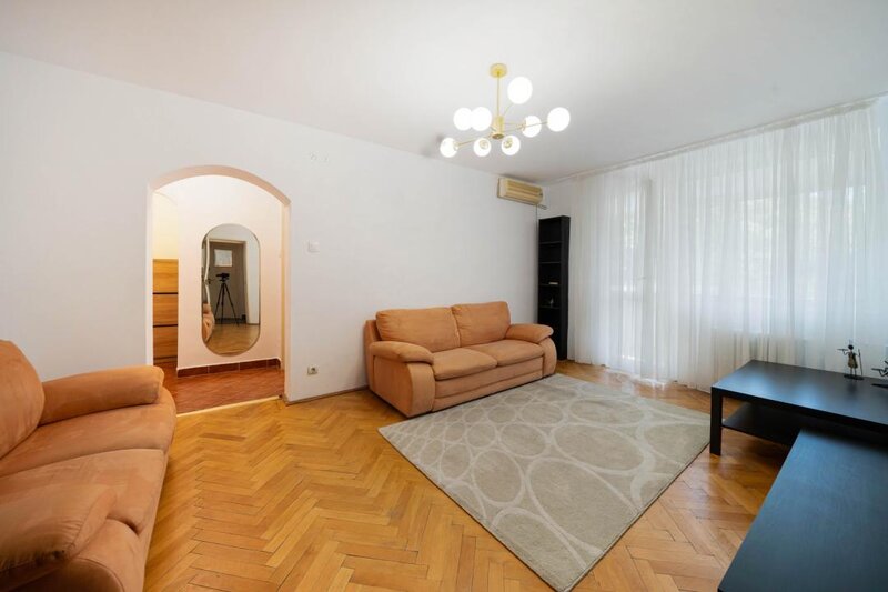 Doua camere, loc de parcare, vedere parc Gh. Petrascu, etaj 1/4, bloc reabilitat.